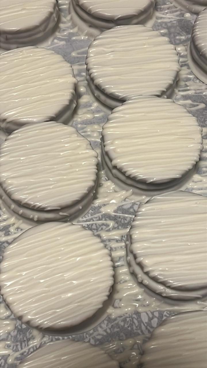 Alfajores bañados en chocolate blanco con hilo blanco