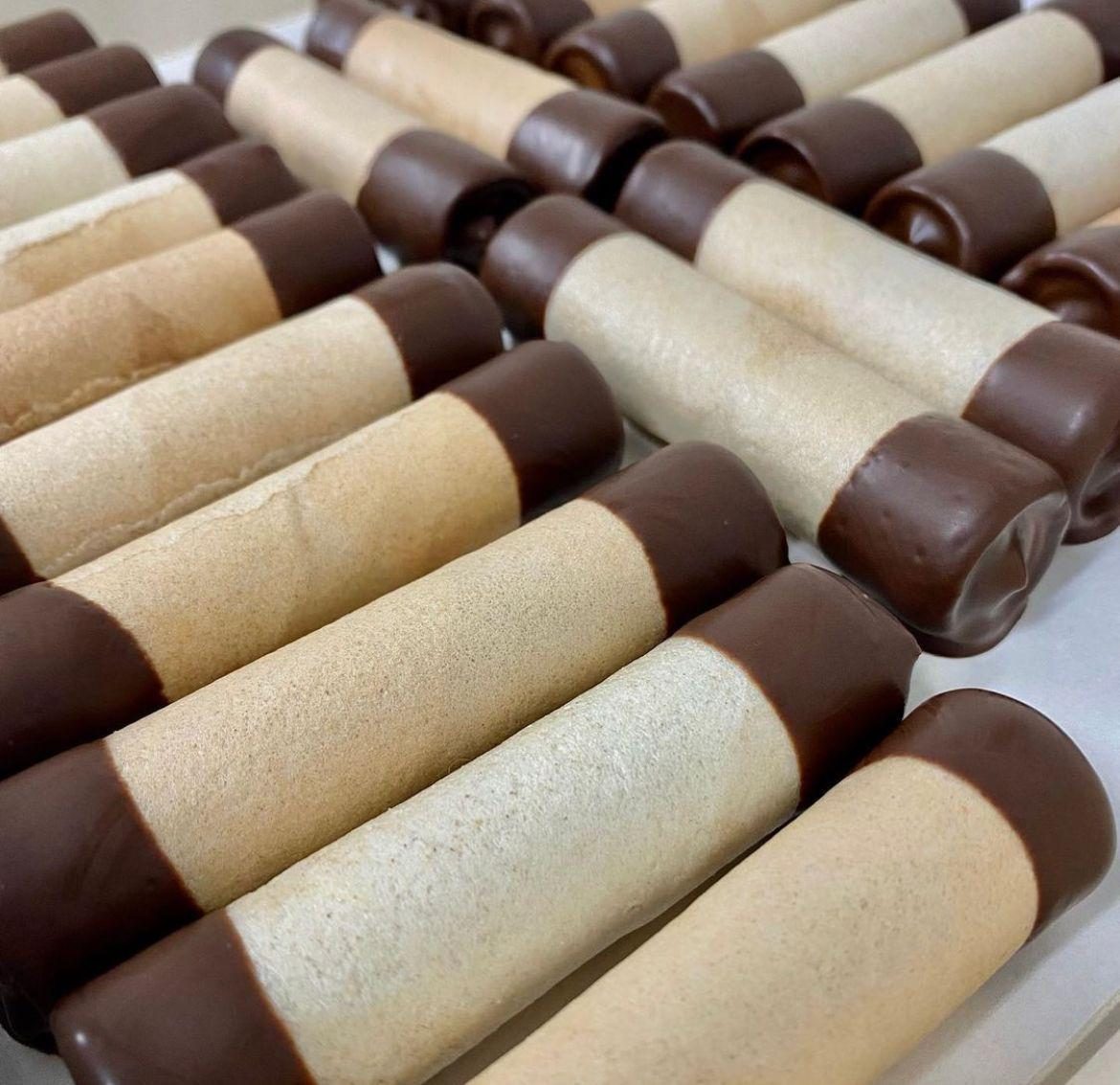 Barquillos con chocolate en las puntas