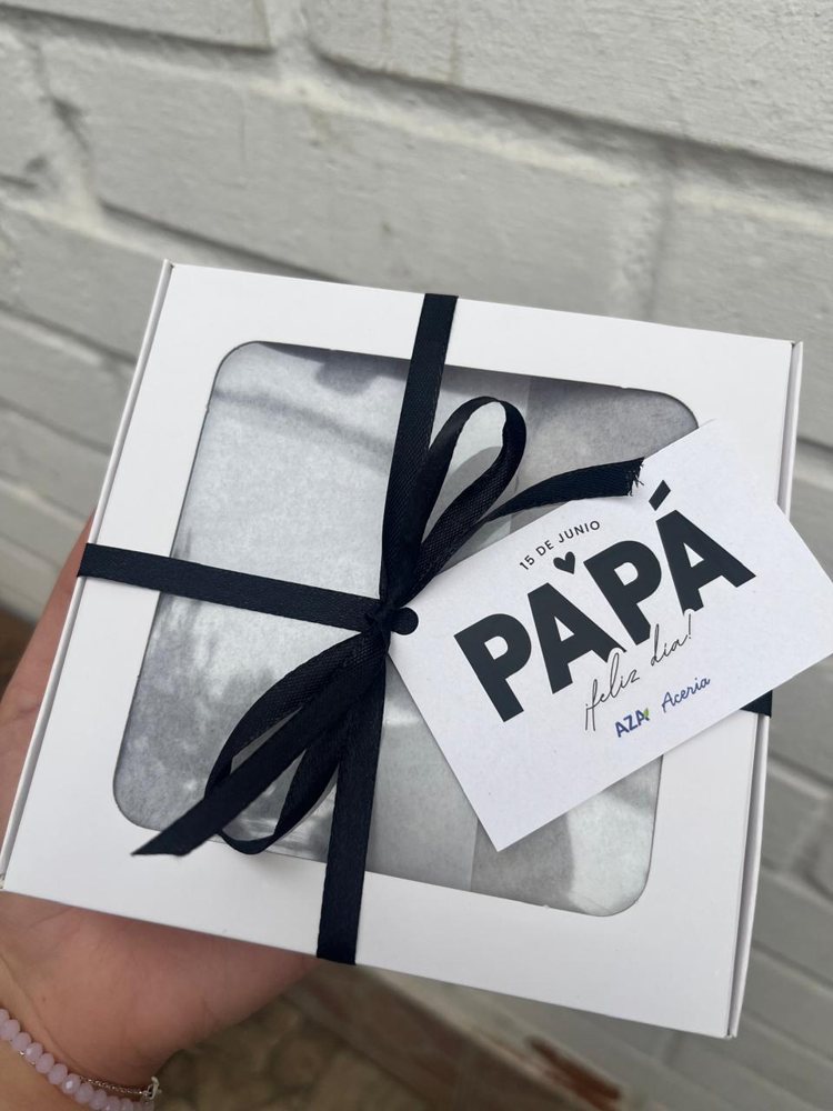 Caja blanca de regalo con cinta negra y tarjeta personalizada de Día del Padre para AZA