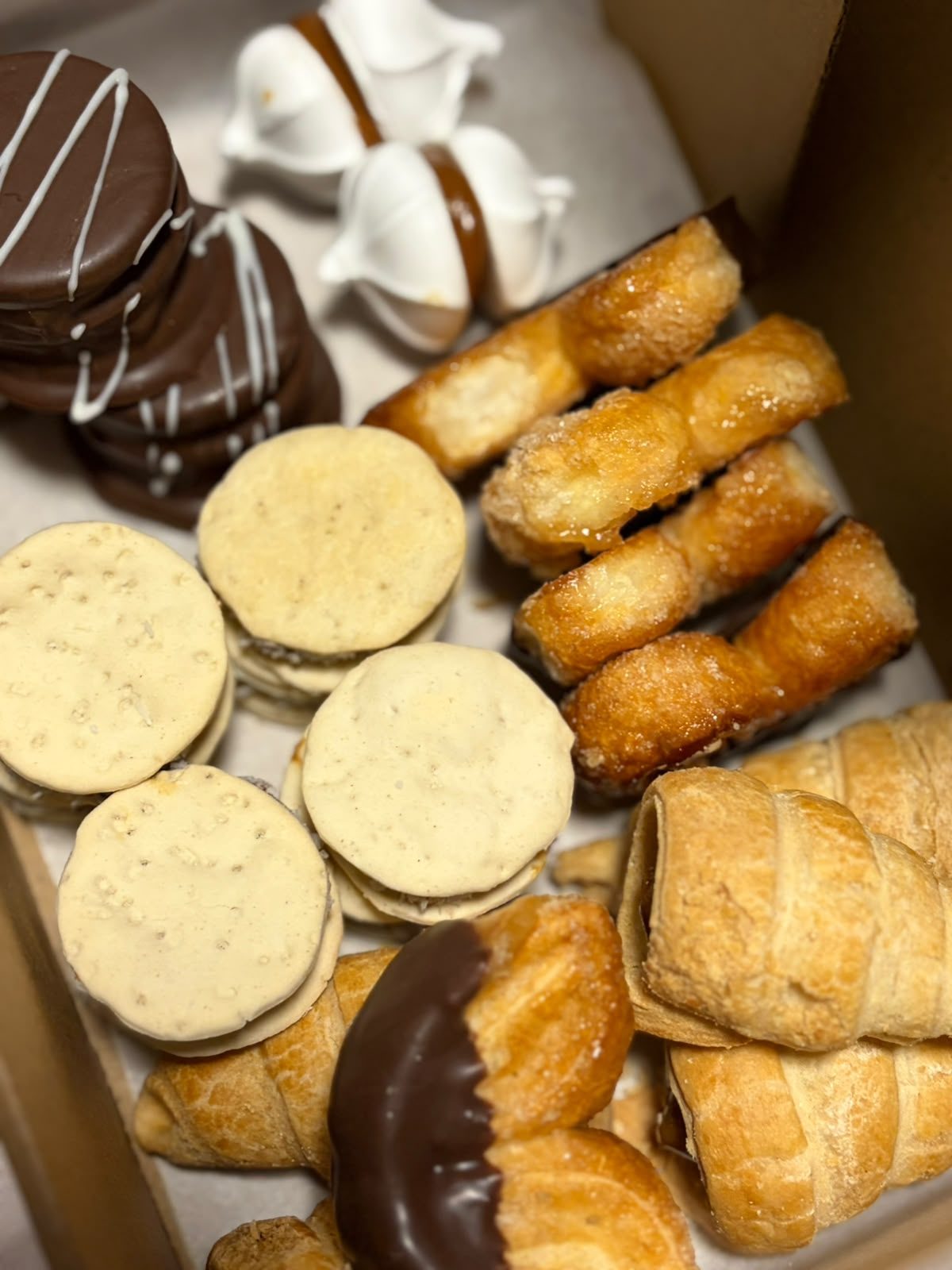 Caja dieciochera con merenguitos, alfajores de maicena, alfajores mini, cachitos rellenos de manjar y chilenitos