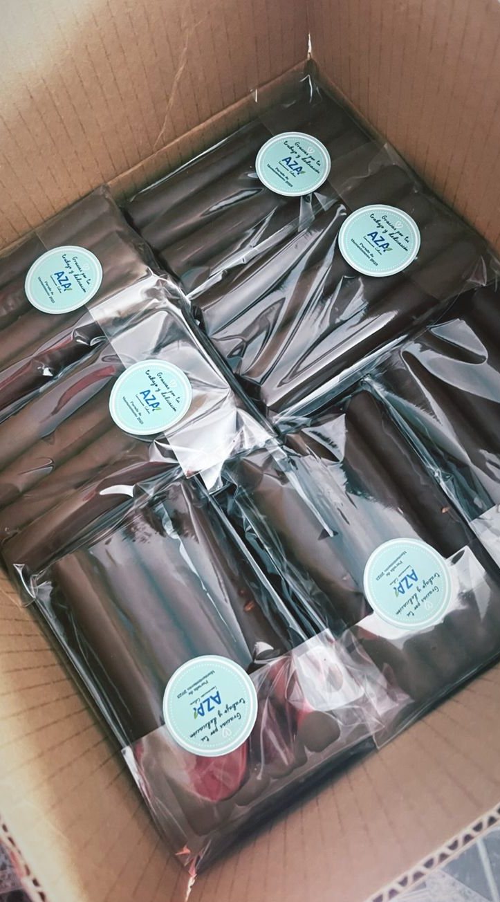 Cuchuflís bañados embolsados con el sticker de agradecimiento de AZA