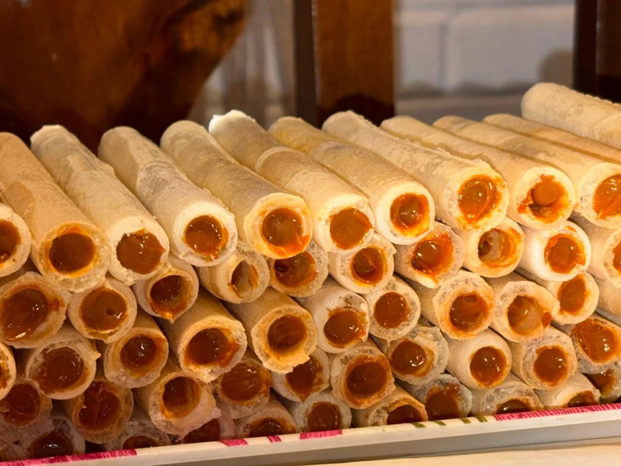 Barquillos rellenos de manjar recién armados
